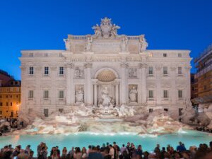 2048px-Trevi-Brunnen_abends